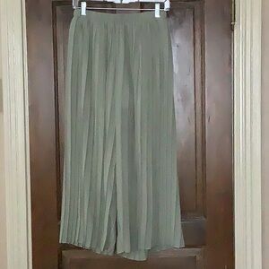 Wide-leg, pleated pants